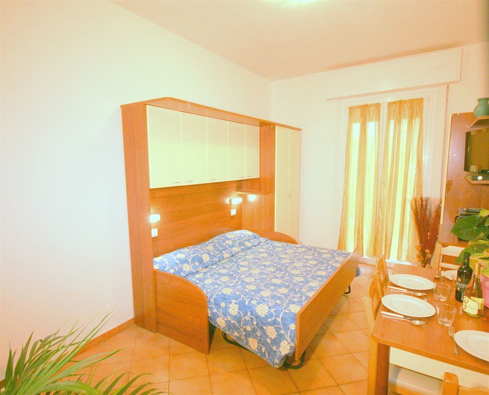 Residence Algarve Ріміні Екстер'єр фото