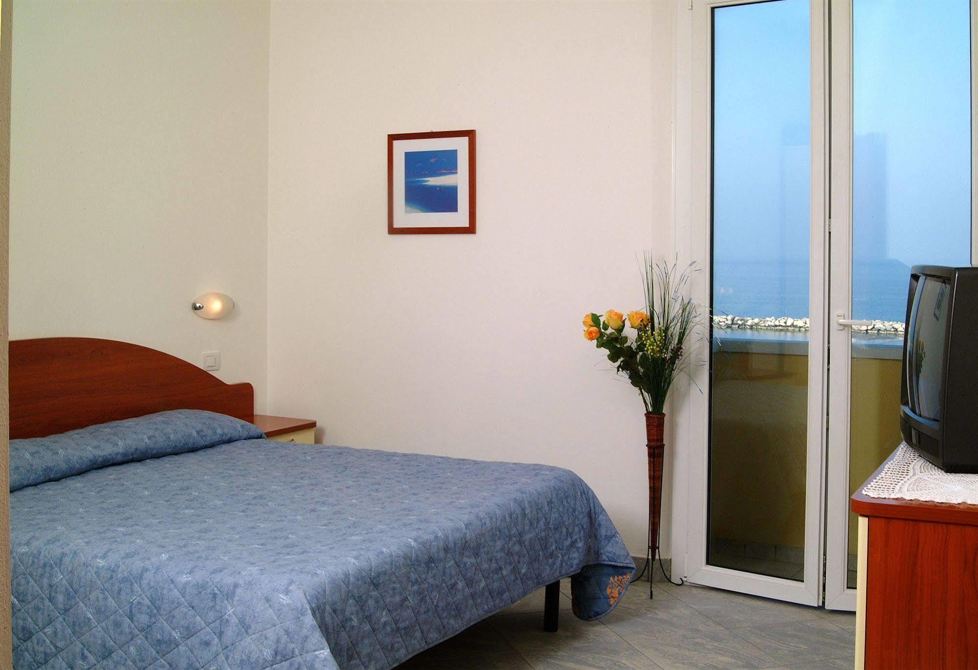 Residence Algarve Ріміні Екстер'єр фото