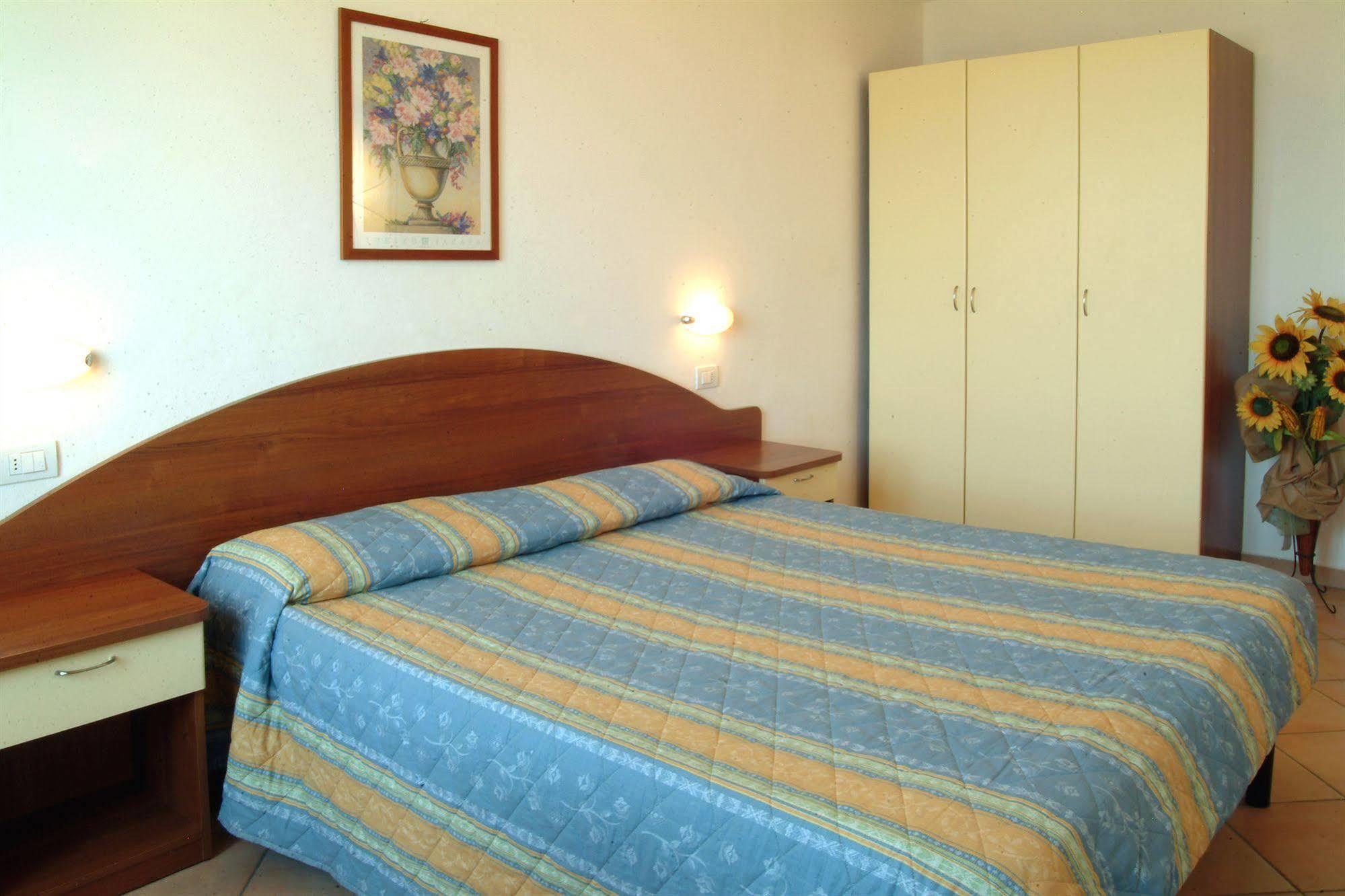 Residence Algarve Ріміні Екстер'єр фото