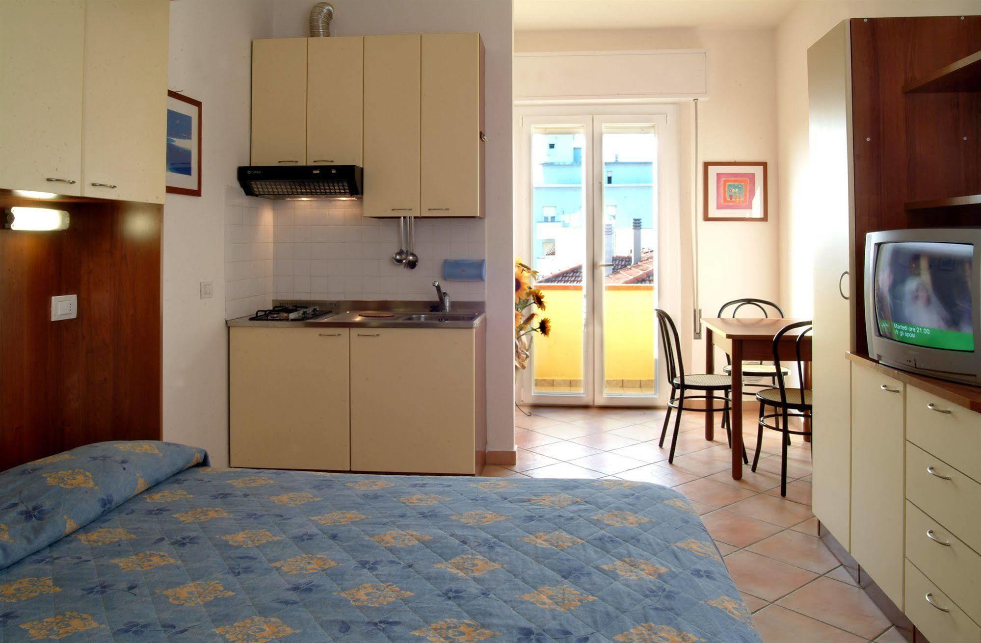 Residence Algarve Ріміні Екстер'єр фото