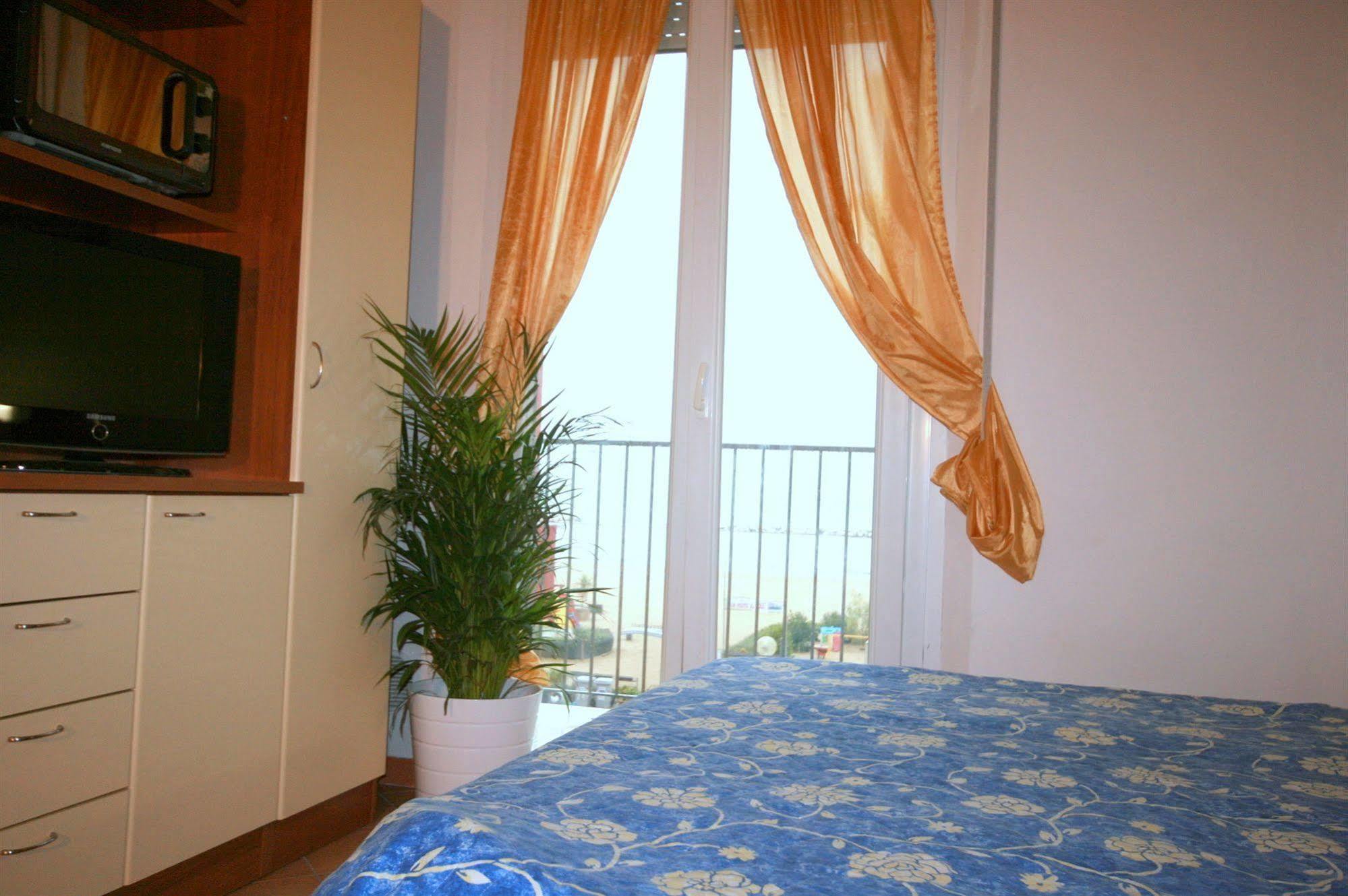 Residence Algarve Ріміні Екстер'єр фото