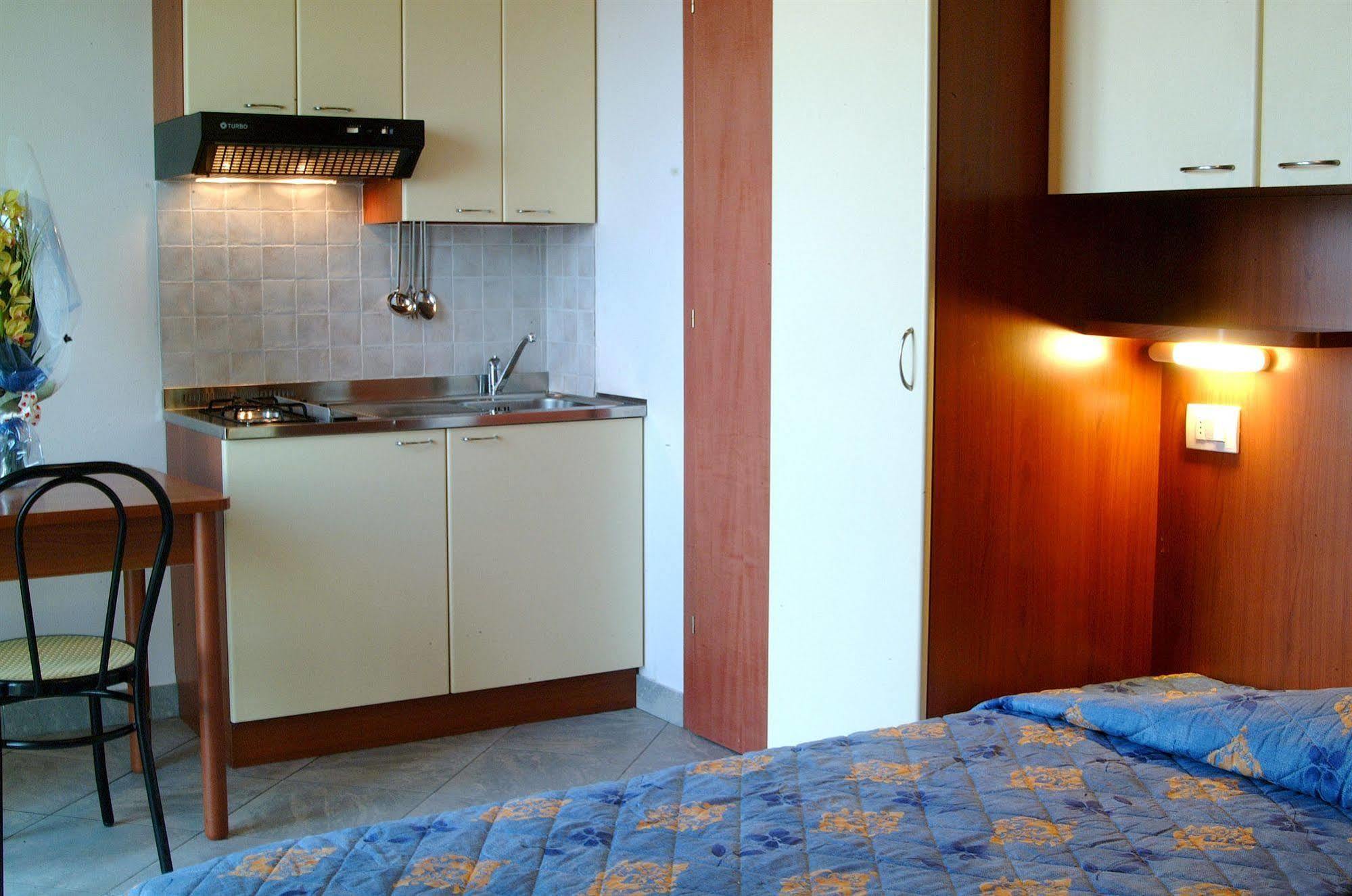 Residence Algarve Ріміні Екстер'єр фото